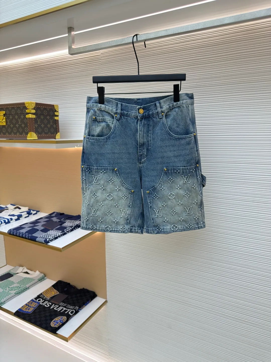 LOUIS VUITTON embossed denim shorts ●Authentic product: purchased and developed for 15999 ●Item number: 1680247-B00 ●Fabric: washed denim ●Technology: distressed washed ●Version: fitted version ●Weight: about 675g ●Size: 30-32-34-36 ●Description: Made of custom-made denim fabric, the fabric is comfortable and soft, skin-friendly and breathable. It adopts Monogram logo embossed elements, slightly distressed light blue wash treatment, original customized hardware, with vv leather label, multiple wash adjustments, and can be matched with many types of clothing to create a fashionable look. The overall wiring is straight and delicate, the fabric is comfortable and soft, and the color is consistent without color difference. It can be matched with the same style to create a fashionable look and control various occasions. Customized accessories, complete with three standards, same style for men and women!